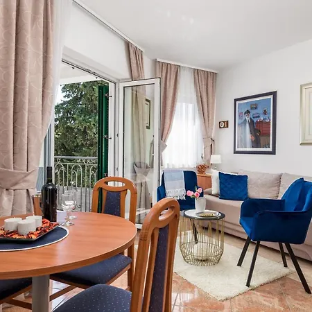 Apartment Light Summer With A Swimming Pool Opatija