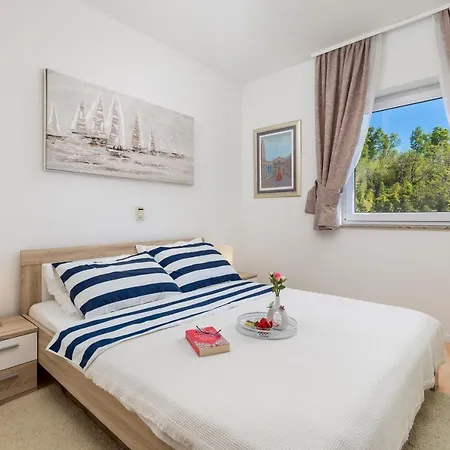 Apartment Light Summer With A Swimming Pool Opatija